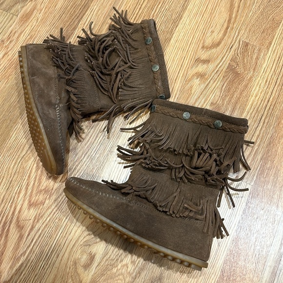 Minnetonka 3 Layer Fringe Boot milk chocolate Brown Size 4 kids retired color - Picture 9 of 9